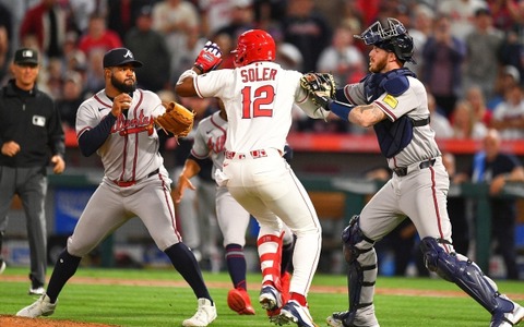 【MLB】エンゼルス戦で大乱闘勃発　先制アーチのソレア、死球後の内角球にブチ切れ……マウンド付近でブレーブス右腕と殴り合い 画像