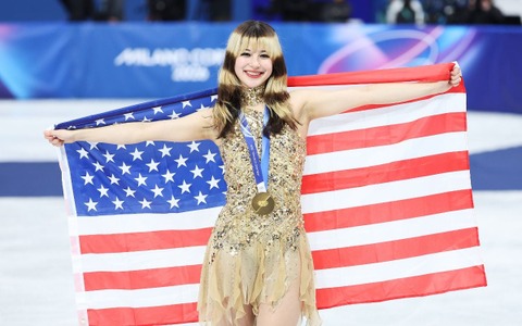 ミニドレスのアリサ・リュウ、グラミー賞受賞歌手とダンスでコラボ……60年代風ファッションを披露し、SNS歓喜「これって夢？」 画像