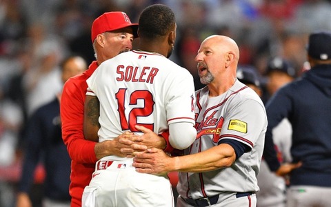 【MLB】「ワイス監督、何してるんだ」62歳のブレーブス指揮官、エンゼルスとの大乱闘で大暴れのソレアに“全力タックル”　米メディア騒然 画像