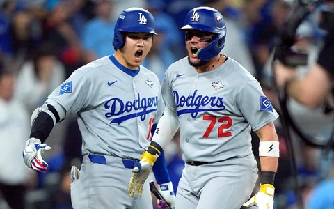 【MLB】「みんなで支える」大谷翔平、父親が急逝のミゲル・ロハスに寄り添う……帽子に「MR」と刻み、米メディア「これぞ兄弟の絆」 画像