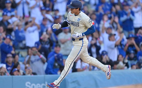 【MLB】「オオタニがデコイのポーズを披露」大谷翔平、4号直後のロハスとの祝福に公式注目　先頭打者弾で反撃の口火 画像