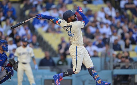 【MLB】ド軍の会心勝利を公式が称賛　決勝弾のテオスカーは「毎回大量得点を狙う」　ロバーツ監督は「素晴らしい」と先発陣に高評価 画像