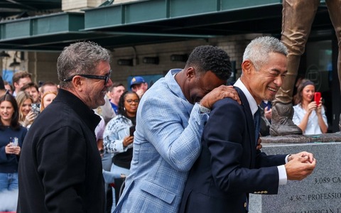 【MLB】イチロー氏、自身の銅像“バットが折れる”ハプニングも……除幕式後には守備練習「彼の日常は変わらない」 画像