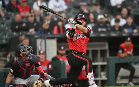 【MLB】「またしてもムーンショットだ」止まらない村上宗隆、鮮やか11号同点アーチにベンチで大はしゃぎ　“平均26.1歳”若手揃いの同僚たちも歓喜 画像