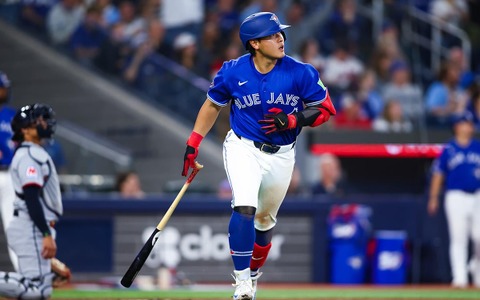 【MLB】「ただただ美しい」岡本和真、会心の5号バックスクリーン弾を公式記者が絶賛　三塁でも堅守と存在感光る「華麗なプレー」 画像