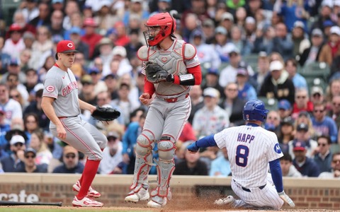 【MLB】「リトルリーグかよ」ファンも憤慨、レッズ捕手が犯した“とんでもない凡ミス”　無死満塁、三塁手がゴロでベースを踏んで本塁送球も…… 画像