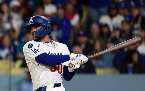 【MLB】マイナーで実戦復帰のベッツ、3打数1安打と回復アピール　試合前にはキケとの“即席サイン会”にファン殺到 画像