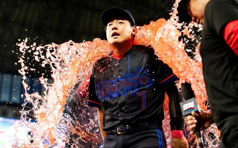 【MLB】岡本和真、トラウトの“169キロ”強烈三ゴロを好捕……同僚右腕「信じられないプレー」と称賛　美技＆先制適時打で連敗阻止に貢献　 画像