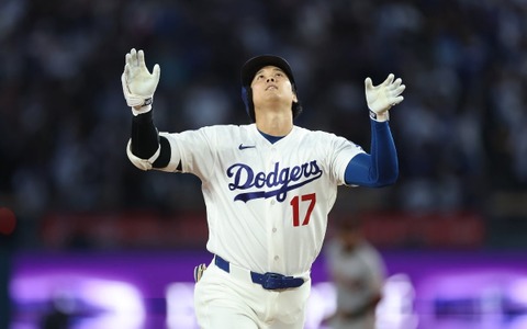 【MLB】「ボールくれよ」大谷翔平、53打席ぶり7号アーチで……心から安堵の表情　“記念球要求”に同僚たち爆笑 画像