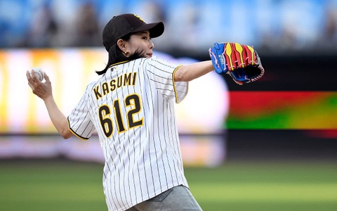 石川佳純さんがパドレス×ドジャース戦で始球式「楽しく忘れられない日」　MLB初観戦を報告、松井裕樹との2ショットも披露 画像