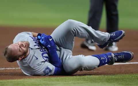 【MLB】相手一塁手と“正面衝突”のマンシーは「呼吸困難の症状、脳震とうの検査も実施」　ドジャース球団公式が発表 画像
