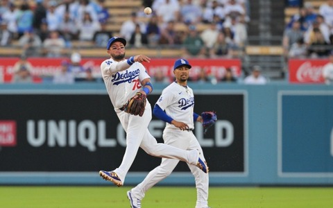 【MLB】本当に引退するの？マウンドの佐々木朗希も思わず仰天、37歳ロハスのアクロバティックな「スーパープレー」 画像