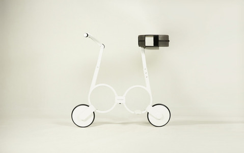 電動自転車を折り畳んでバックパックに入れる、夢のコンパクトサイズ「Impossible」 画像
