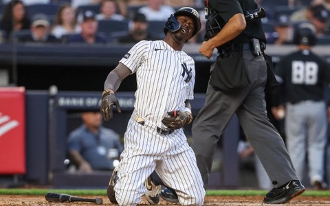 【MLB】チザムJr.が悶絶、自打球がワンバウンドで“股間に直撃”　ジャッジはベンチで笑い堪えるも……実況席は爆笑「これは痛すぎるぞ」 画像