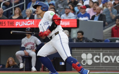 【MLB】岡本和真、三塁手全体トップの17号アーチを米メディア称賛「素晴らしいキャリアのスタート」　“決勝点の口火切る”二塁打でマルチ安打 画像