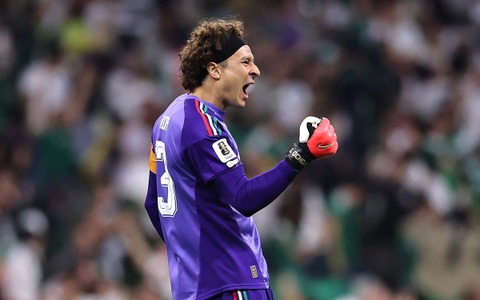 メキシコ40歳GKの“美しすぎるラスト”に世界中から反響「なんという瞬間」　レジェンドへの敬意込めた行動に大声援【北中米W杯】 画像