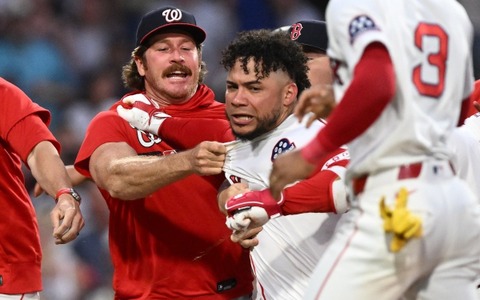 【MLB】「黙って座ってろ」挑発受けた“問題児”コントレラスがブチ切れ……Rソックス戦で乱闘騒ぎ、前日被弾のマイコラスも退場処分に 画像