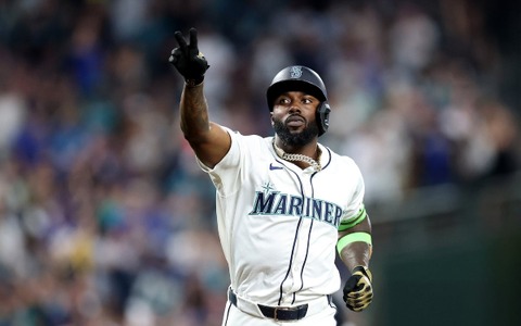 【MLB】“腕組み男”アロザレーナが大失態、初回第1打席にABSチャレンジ全失敗で三振　地元メディアは失望「史上最悪の使い方と断言できる」 画像