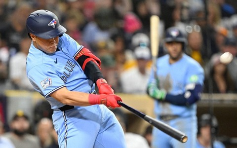 【MLB】「唯一無二の輝きを放つ存在」岡本和真の奮闘を地元記者が絶賛……チーム唯一の2桁アーチに「彼がいなかったら今季は完全に終わっていた」 画像