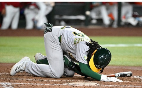 【MLB】アスレチックス23歳新人、自打球直撃で「睾丸破裂」　メジャー初アーチ直後の打席でまさかの“悪夢” 画像