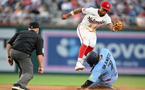 【MLB】岡本和真、実況席驚きの“メジャー初盗塁”で貴重な追加点演出「完全に意表を突いた」　ゲレーロJr.らチームメートも大喜び 画像