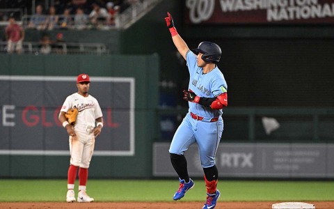 【MLB】岡本和真、“大谷超え”の次は球団記録に並ぶ24号……試合前には「ジャイアンツ仲間」とスリーショット写真に収まりリラックス 画像