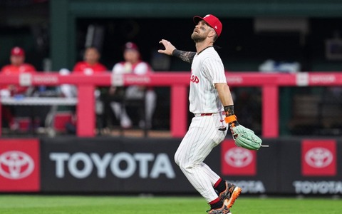 【MLB】ハーパーが4年ぶりの外野手復帰、恒例の“スタンドへ最敬礼”に実況興奮「いつも彼はこうしていた」　安打製造機アラエス加入で内野再編 画像
