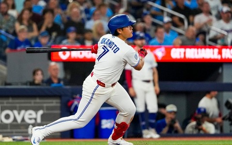 【MLB】岡本和真、殊勲の決勝適時打を呼び込んだ「幸運な落球」　一塁手がファールフライを捕球できず命拾い 画像