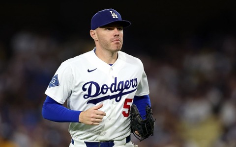 【MLB】ドジャースタジアムに悲鳴、フリーマンがフライを追って階段を踏み外し「カメラマン席へ転落」　場内に緊張走るも…… 画像
