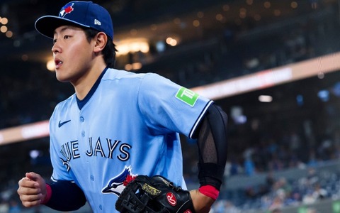 【MLB】岡本和真、一塁守備で162キロの強烈ゴロを好捕　華麗な反転送球“3-6-1”を米記者称賛「これは本当に難しい併殺プレーだ」 画像