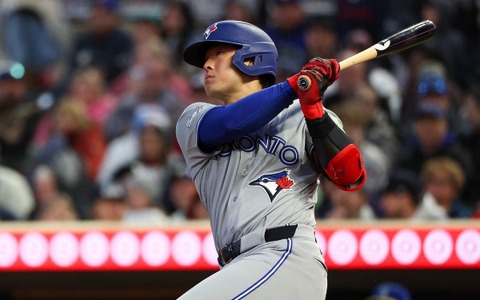 【MLB】「デンジャラス、デンジャラスヒッターだ」岡本和真、ブルージェイズ新人記録更新の25号アーチ　同地区首位レイズ戦で豪快“135メートル弾” 画像