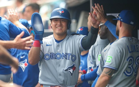 【MLB】岡本和真、ヤ軍スターと見せた二塁打直後の談笑　メジャー1年目から発揮する“愛され力”、敵地でも放つ存在感 画像
