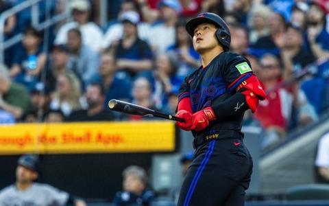 【MLB】岡本和真、7試合ぶり27号アーチで貴重な追加点　スイーパーを本拠地左翼スタンドへ豪快弾「30本塁打が見えてきた」 画像