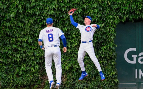 【MLB】「ボールが2つある」捕った？落とした？カブス本拠地リグレーフィールド名物の信じられない珍プレー　外野手がツタのフェンスに激突し…… 画像