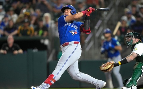 【MLB】岡本和真、劣勢から左翼スタンドへ“確信歩き”29号ソロ　左腕のカットボールを豪快フルスイング 画像