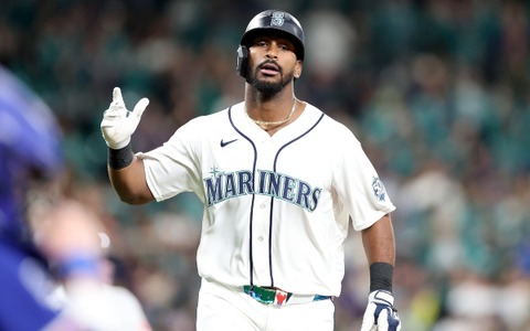【MLB】「どこに打ったんだ」マリナーズの怪物新人モンテス、驚愕の“今季メジャー最長タイ”145メートル弾　本拠地センター2階席へ着弾 画像