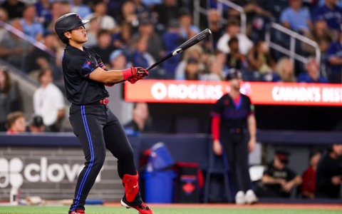 【MLB】岡本和真、劣勢から右中間へ“鮮やか確信弾”今季31号ソロ　村上宗隆と並走、日本人ルーキー最多タイ 画像