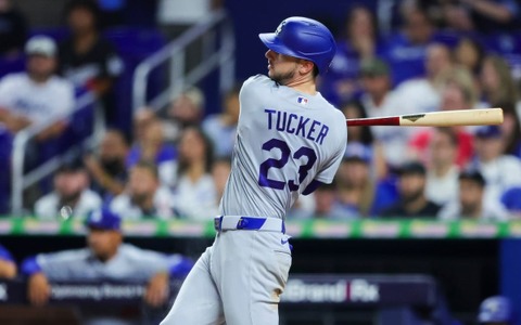 【MLB】「チームの起爆剤になっている」ロバーツ監督、満塁弾タッカーを称賛……復調気配の本人はチームメートに感謝「一緒に戦ってくれる」 画像
