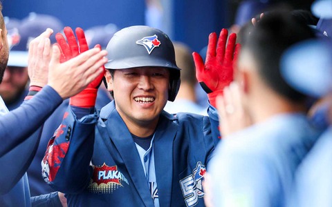 【MLB】ルーキー岡本和真にメジャーの洗礼、新人恒例行事でカウボーイ姿に変身　“絶妙な”カットオフデニムが「文句なしにダサい」「何とも可愛らしい」 画像