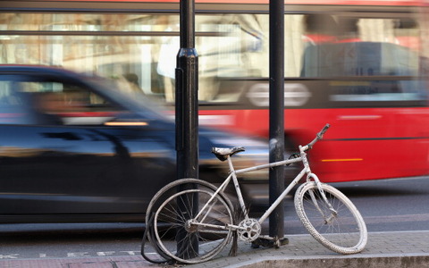 【なくせ！自転車事故】走行中のスマホ操作、ヘッドホン利用は危険…ルール以前に身を守るのが本質 画像