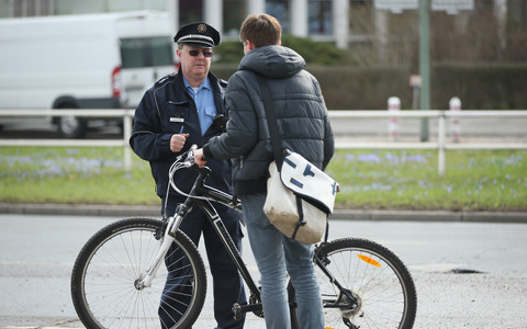 【なくせ！自転車事故】クルマとの接触事故は交差点での出会い頭が最も多い 画像