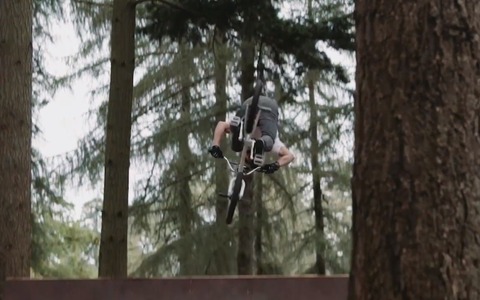 レッドブルが森の中で自転車に乗ると結果的にこうなるという映像 画像