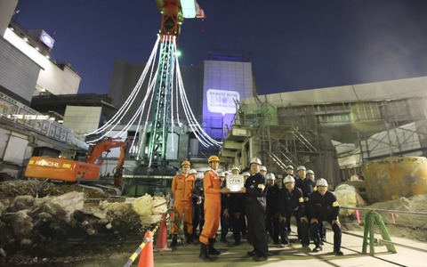 渋谷駅前を工事現場のクレーンを使った20mのイルミネーションがにぎやかに演出 画像