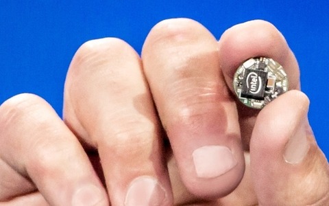 【CES 2015】進む小型化！　インテルがボタン大のウェアラブル用モジュールを発表　 画像