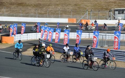 富士スピードウェイでママチャリ7時間耐久レース　1330チーム、2万4100人が来場 画像