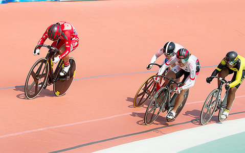 女子エリートケイリンで加瀬加奈子と小林優香が2回戦に進出 画像