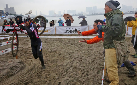 【澤田裕のさいくるくるりん】砂浜を走る姿を見て、観客と選手の関係について考える 画像