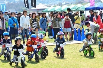 自転車に乗れない子供でもレースができる。ストライダーエンジョイカップは年間11戦 画像