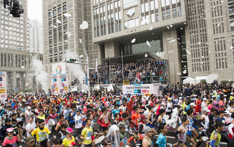 【東京マラソン15】東京マラソン、最初の走者から最後の走者がスタートし終わるまで30分以上 画像