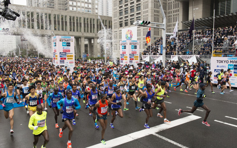 【東京マラソン15】東京都庁前、30分超かけ3万6000人がスタート 画像
